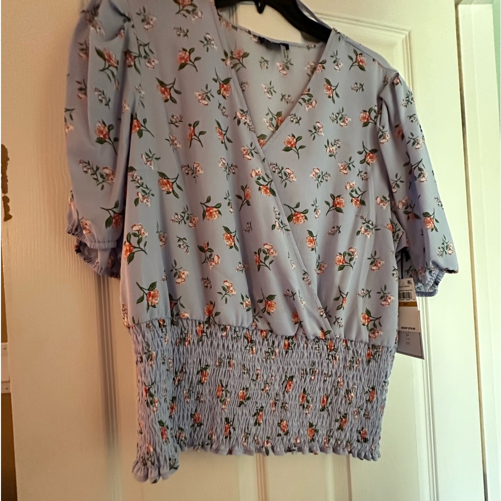 Beautiful short, sleeved top with the elastic around the sleeves and bottom